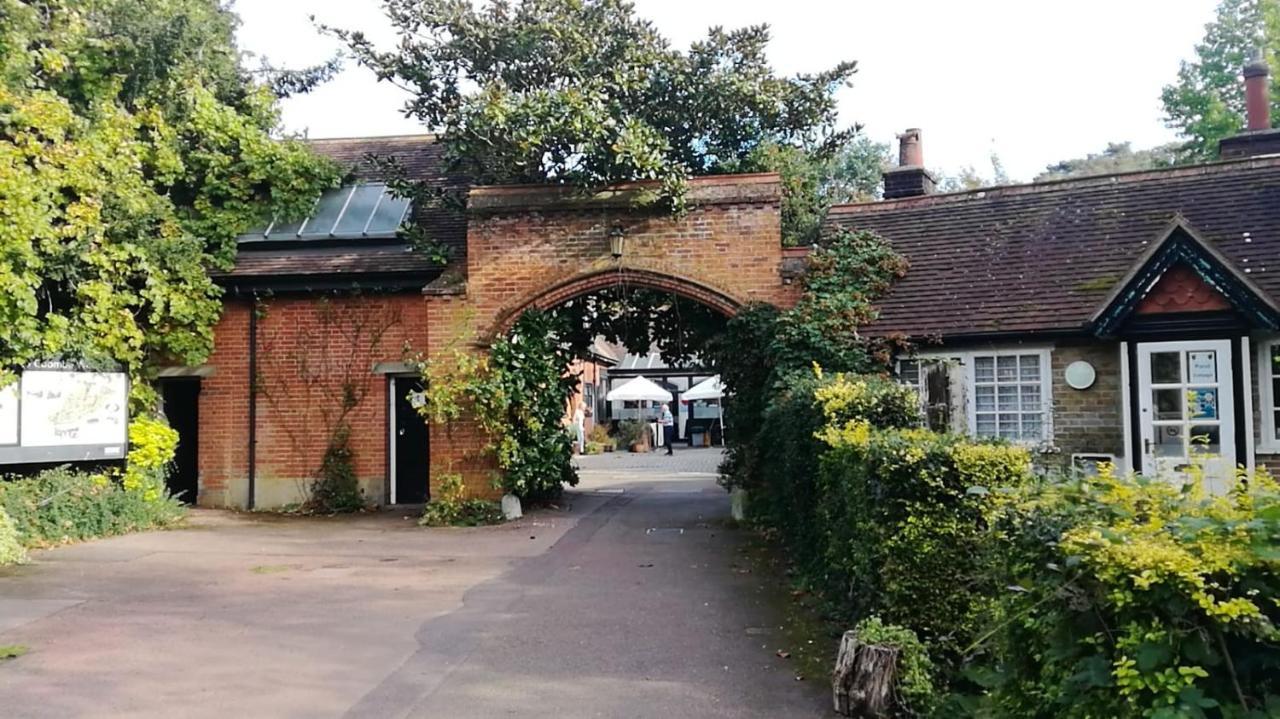 Many Worlds Meet - Eurostar, Wimbledon 30 Mins, Central London, Gatwick 15 Mins - Spacious, Sleeps Up To 16 Plus Cot - Free Wifi, Parking - Next To Lloyd Park, Great For Families, Walkers, Relocators - Ideal For Contractors Croydon Eksteriør bilde