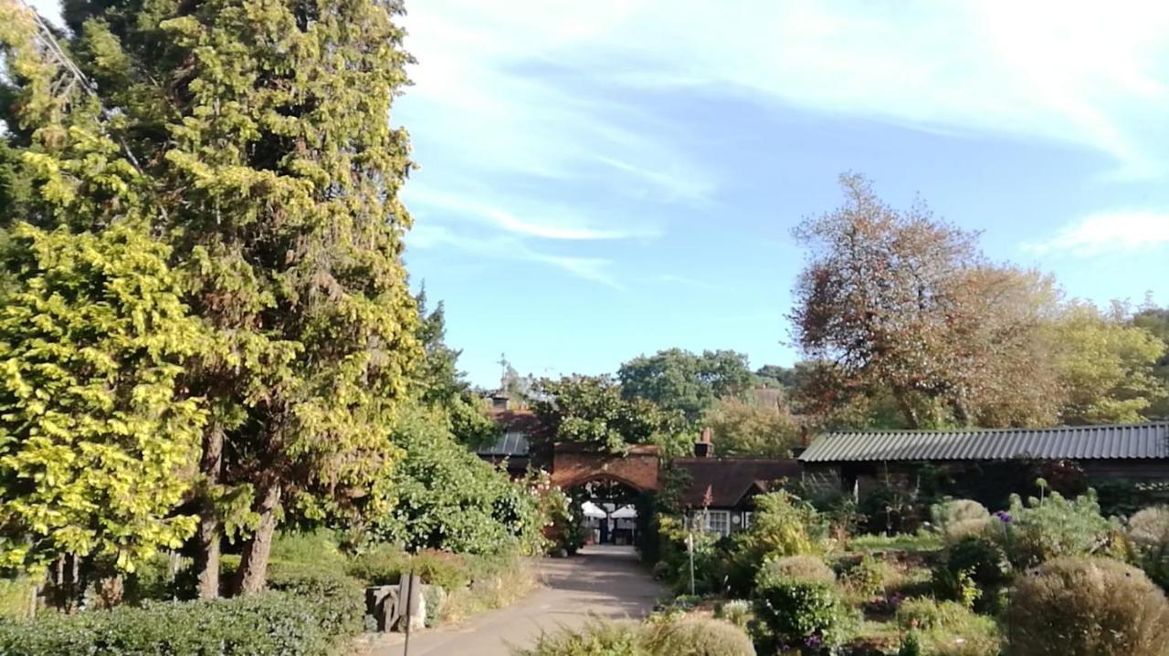Many Worlds Meet - Eurostar, Wimbledon 30 Mins, Central London, Gatwick 15 Mins - Spacious, Sleeps Up To 16 Plus Cot - Free Wifi, Parking - Next To Lloyd Park, Great For Families, Walkers, Relocators - Ideal For Contractors Croydon Eksteriør bilde
