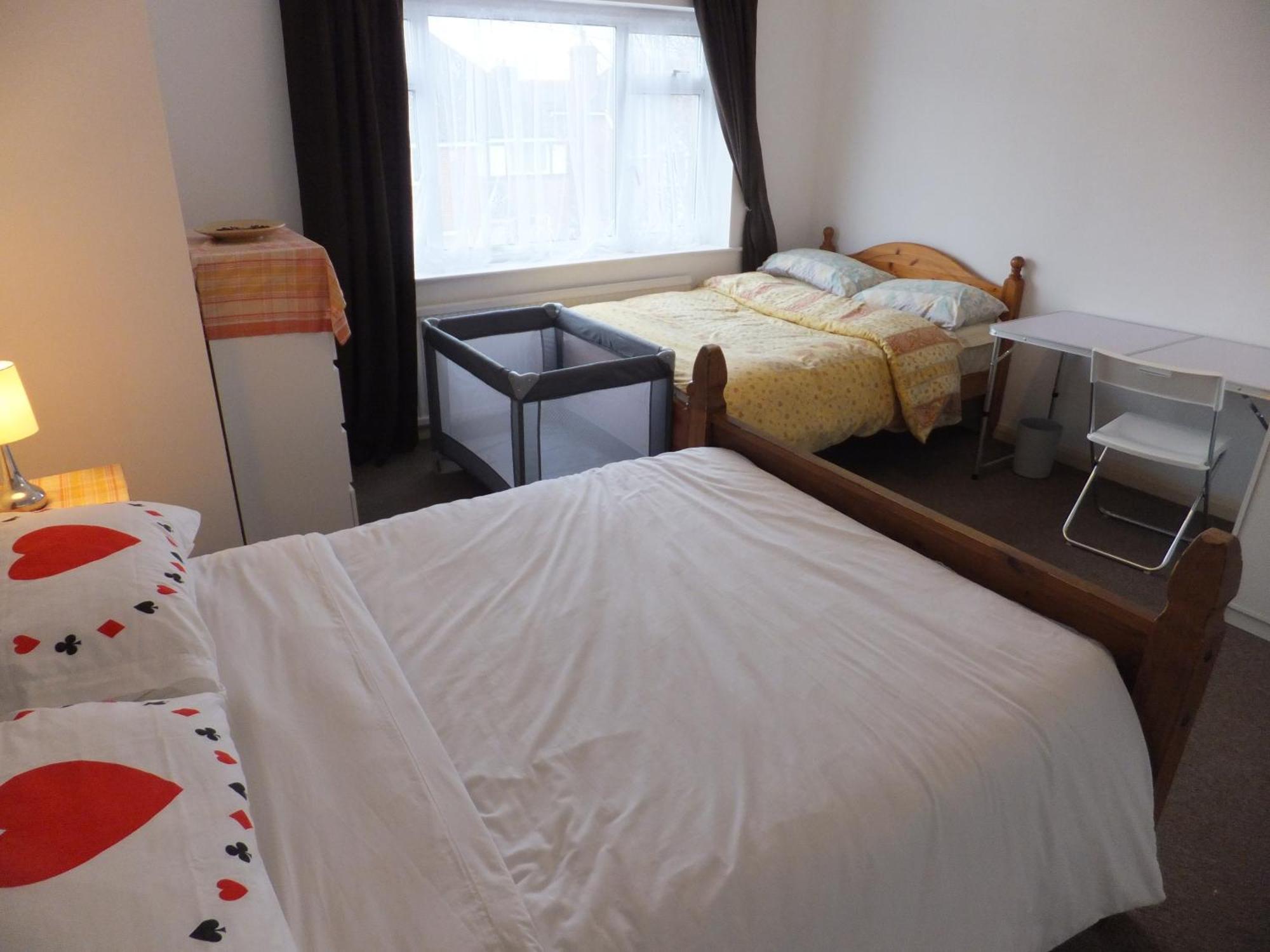 Many Worlds Meet - Eurostar, Wimbledon 30 Mins, Central London, Gatwick 15 Mins - Spacious, Sleeps Up To 16 Plus Cot - Free Wifi, Parking - Next To Lloyd Park, Great For Families, Walkers, Relocators - Ideal For Contractors Croydon Eksteriør bilde
